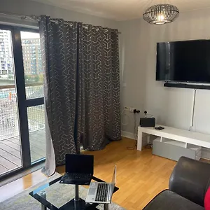 Remo Near Canary Wharf & 02 Arena Apartment London